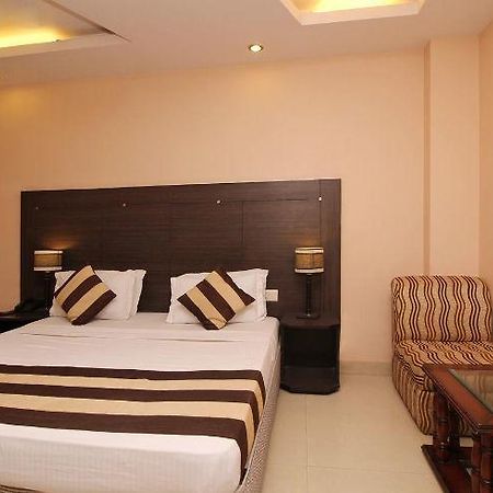 Hotel Kyron Delhi  Exteriör bild