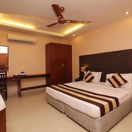 Hotel Kyron Delhi  Exteriör bild