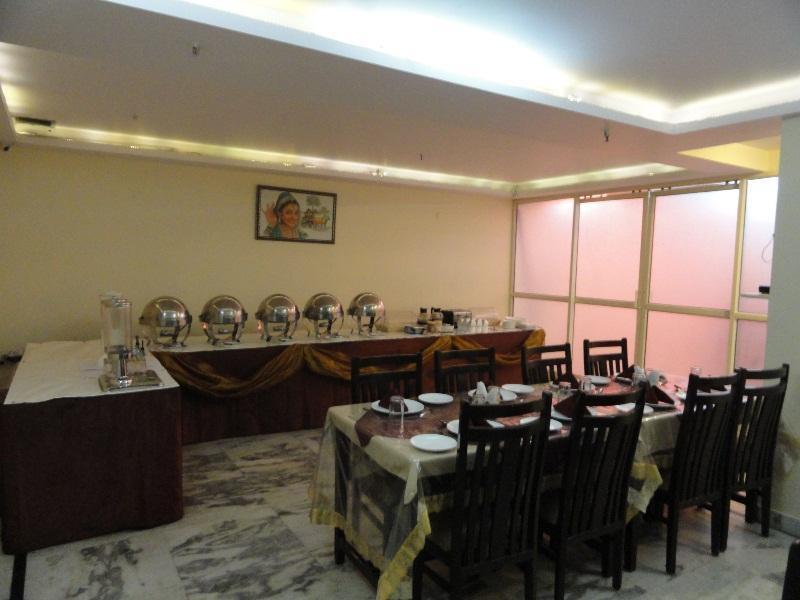 Hotel Kyron Delhi  Exteriör bild